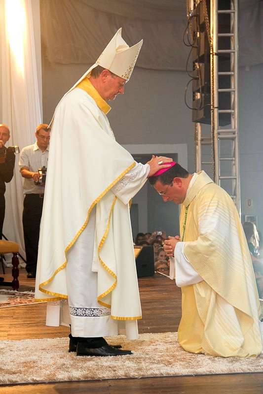 Dom Onécimo Alberton recebe o ministério episcopal