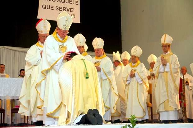 Dom Onécimo Alberton recebe o ministério episcopal