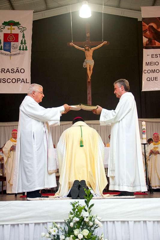 Dom Onécimo Alberton recebe o ministério episcopal
