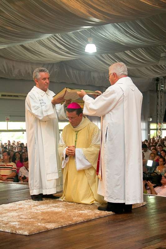 Dom Onécimo Alberton recebe o ministério episcopal