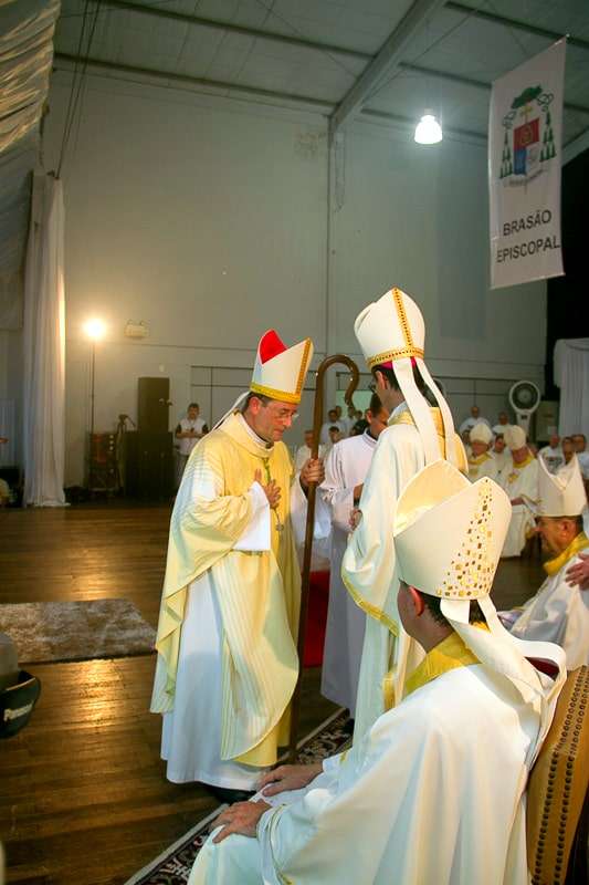 Dom Onécimo Alberton recebe o ministério episcopal