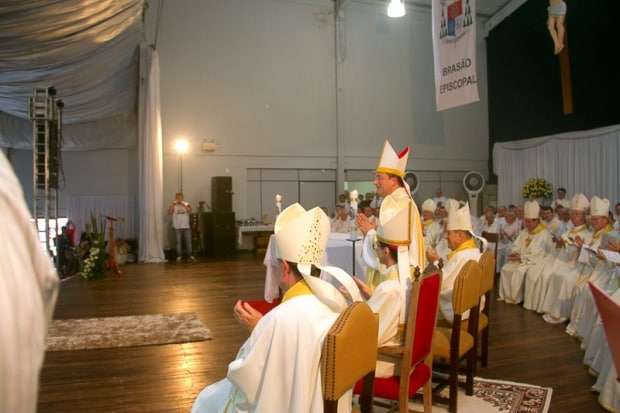 Dom Onécimo Alberton recebe o ministério episcopal