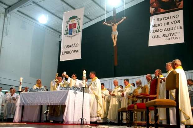Dom Onécimo Alberton recebe o ministério episcopal