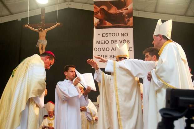 Dom Onécimo Alberton recebe o ministério episcopal