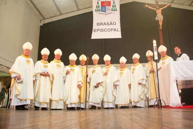 Dom Onécimo Alberton recebe o ministério episcopal