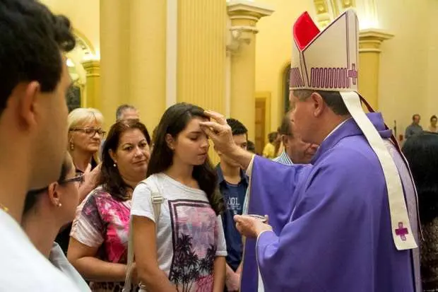 Imposição das Cinzas reúne católicos e abre a Quaresma