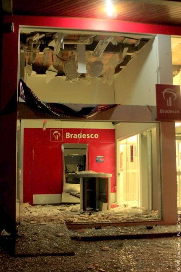 Ladrões explodem caixa eletrônico no Centro de Nova Veneza 2 Ladrões explodem caixa eletrônico no Centro de Nova Veneza