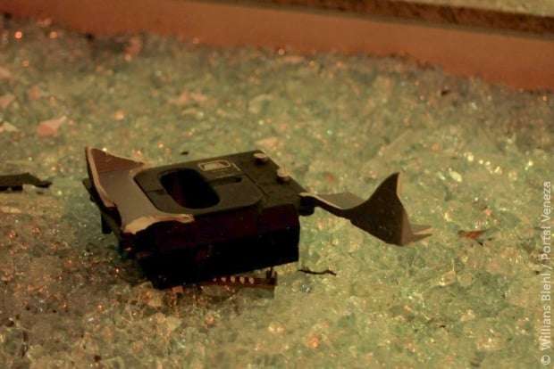 Ladrões explodem caixa eletrônico no Centro de Nova Veneza 5 Ladrões explodem caixa eletrônico no Centro de Nova Veneza