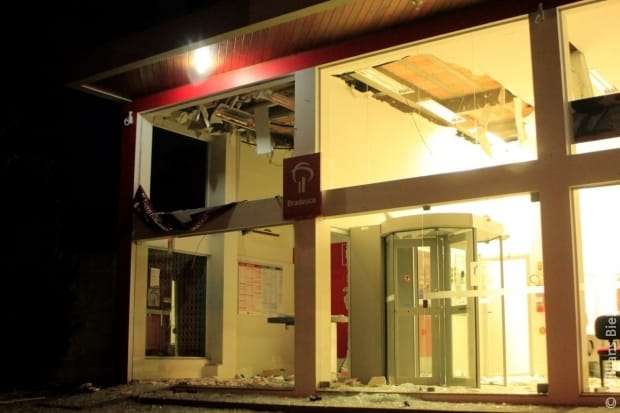 Ladrões explodem caixa eletrônico no Centro de Nova Veneza 6 Ladrões explodem caixa eletrônico no Centro de Nova Veneza