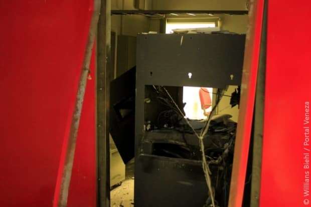 Ladrões explodem caixa eletrônico no Centro de Nova Veneza 10 Ladrões explodem caixa eletrônico no Centro de Nova Veneza