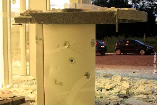 Ladrões explodem caixa eletrônico no Centro de Nova Veneza 9 Ladrões explodem caixa eletrônico no Centro de Nova Veneza