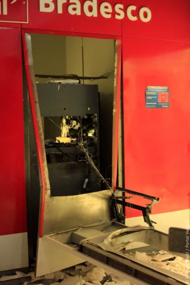 Ladrões explodem caixa eletrônico no Centro de Nova Veneza 11 Ladrões explodem caixa eletrônico no Centro de Nova Veneza