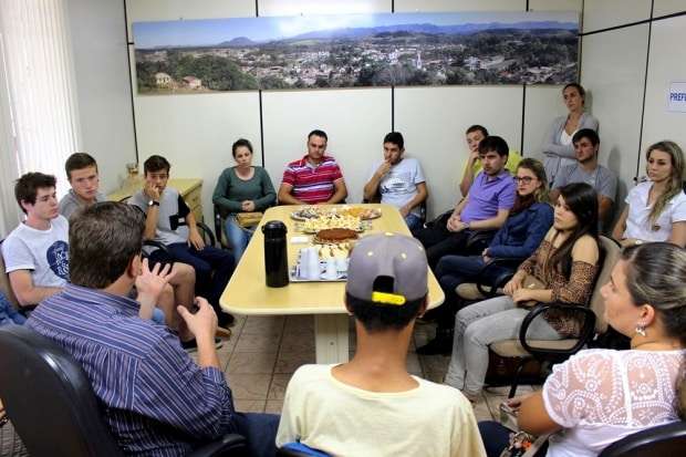 Prefeito assina Lei que cria a Secretaria da Juventude