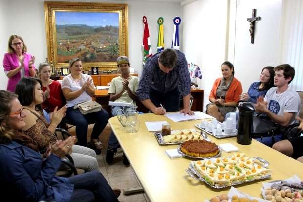 Prefeito assina Lei que cria a Secretaria da Juventude 1 Prefeito assina Lei que cria a Secretaria da Juventude