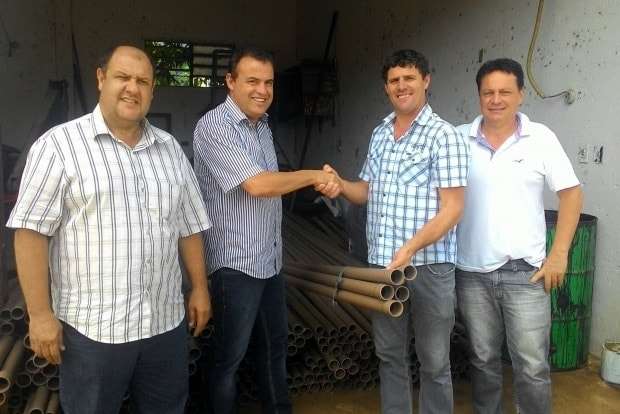 Presidente da Câmara recebe doação de canos da Casan