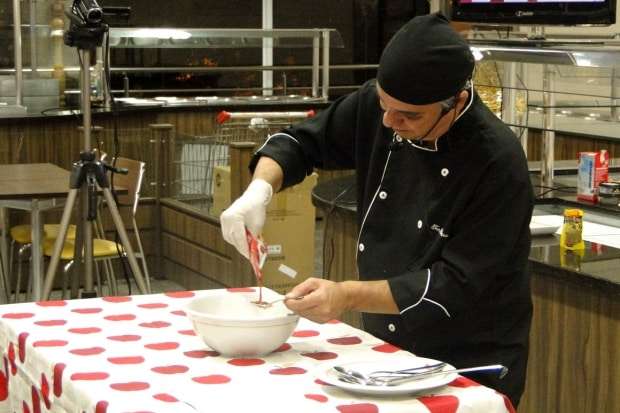 Curso de culinária reúne mais de 30 alunos no Bistek Supermercados 