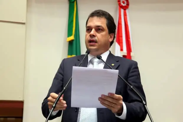 Deputado Rodrigo Minotto lê carta de estudante endereçada ao Governador