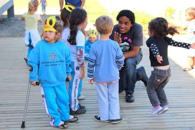 Páscoa solidária leva doces as crianças das creches municipais