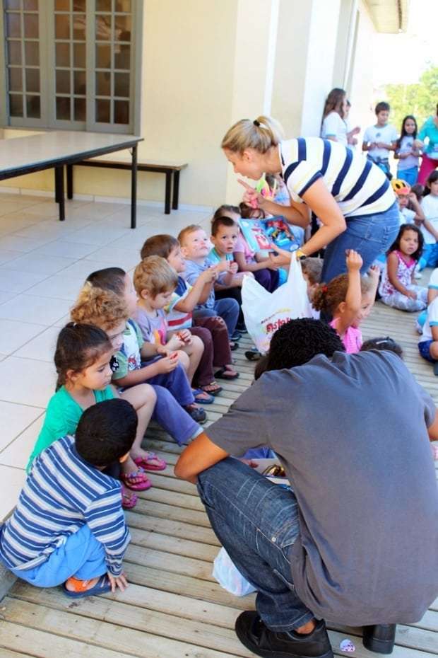 Páscoa solidária leva doces as crianças das creches municipais