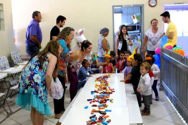 Páscoa solidária leva doces as crianças das creches municipais