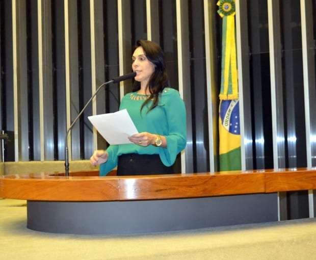 Deputada Geovânia de Sá discursa em favor dos trabalhadores e aposentados
