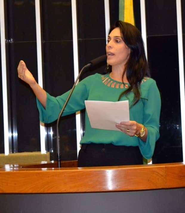 Deputada Geovânia de Sá discursa em favor dos trabalhadores e aposentados