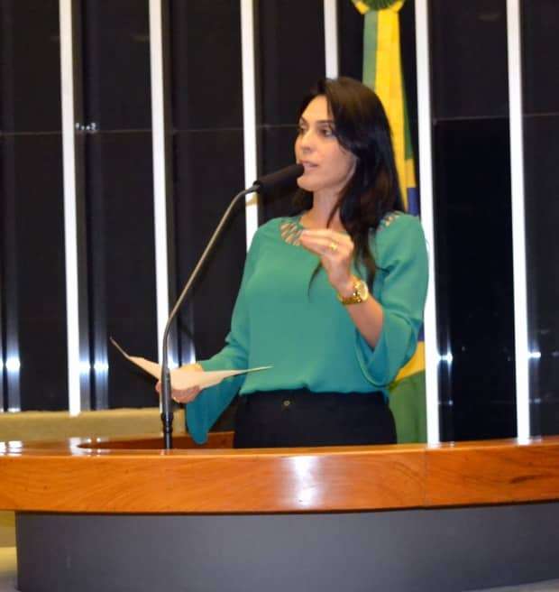 Deputada Geovânia de Sá discursa em favor dos trabalhadores e aposentados