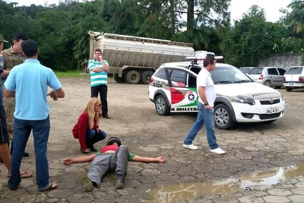 Moto bate em caminhão na Rua Alfredo Pessi