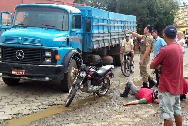 Moto bate em caminhão na Rua Alfredo Pessi
