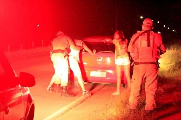 PM intensifica abordagens de suspeitos e fiscalização de bares