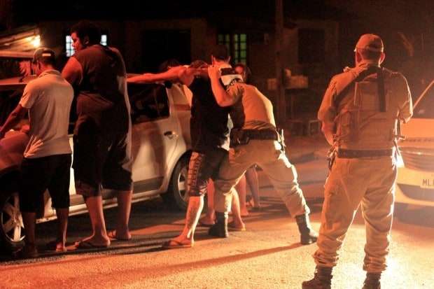 PM intensifica abordagens de suspeitos e fiscalização de bares