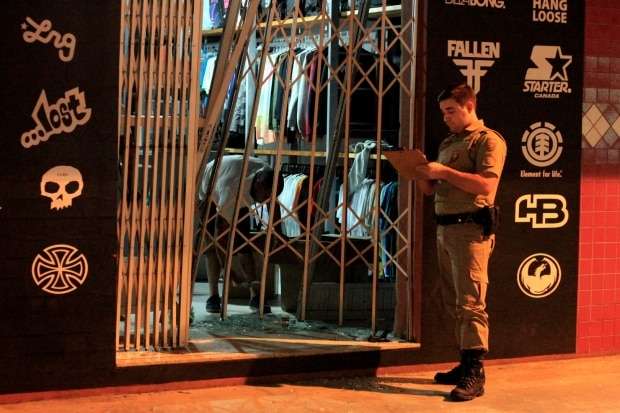 Carro é utilizado para arrombar loja no Centro de Nova Veneza