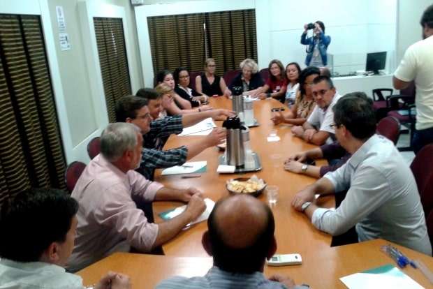 Professores vão negociar em cada município repasse do aumento do Fundeb 1 Professores vão negociar em cada município repasse do aumento do Fundeb