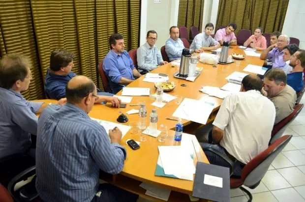 Avicultores e JBS avançam em negociação em reunião intermediada pelos prefeitos da AMREC