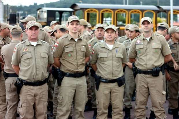 Policiais Militares de Nova Veneza são condecorados e promovidos 2 Policiais Militares de Nova Veneza são condecorados e promovidos