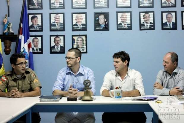 Preocupados com a segurança, membros do Rotary fazem reunião com comandante da PM