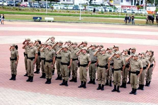 Policiais Militares de Nova Veneza são condecorados e promovidos 23 Policiais Militares de Nova Veneza são condecorados e promovidos