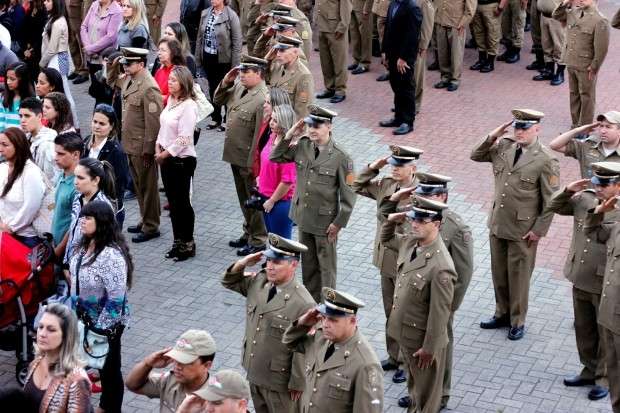 Policiais Militares de Nova Veneza são condecorados e promovidos 15 Policiais Militares de Nova Veneza são condecorados e promovidos