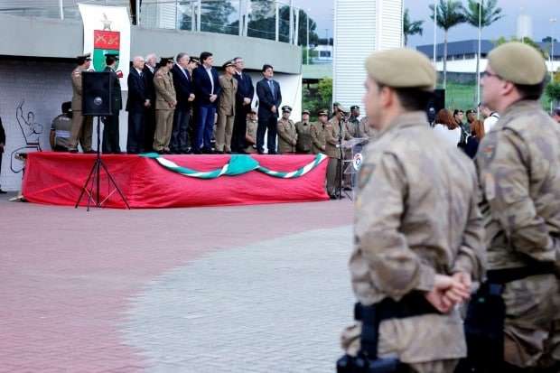 Policiais Militares de Nova Veneza são condecorados e promovidos 21 Policiais Militares de Nova Veneza são condecorados e promovidos
