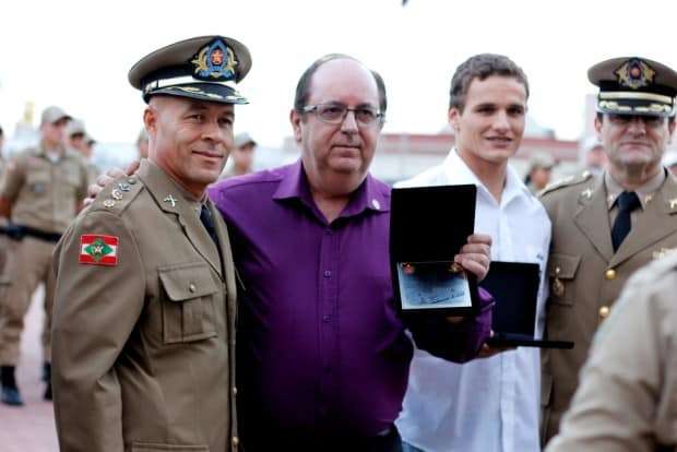 Policiais Militares de Nova Veneza são condecorados e promovidos 10 Policiais Militares de Nova Veneza são condecorados e promovidos