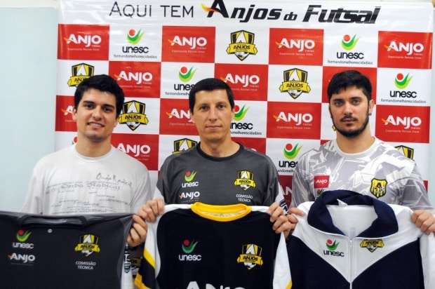Professores do Anjos do Futsal recebem os uniformes para entregar aos garotos 1 Professores do Anjos do Futsal recebem os uniformes para entregar aos garotos