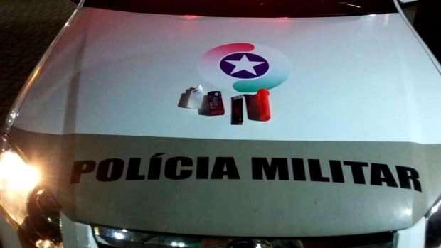 Motorista em alta velocidade ultrapassa pela direita e coloca estudantes em risco