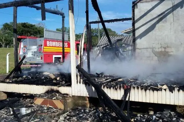 Fogo destrói casa no Distrito de São Bento Baixo