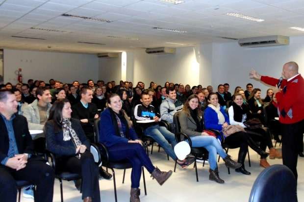 Dado Schneider destaca as mudanças do mercado de trabalho, aos colaboradores do Sicoob 1 Dado Schneider destaca as mudanças do mercado de trabalho, aos colaboradores do Sicoob