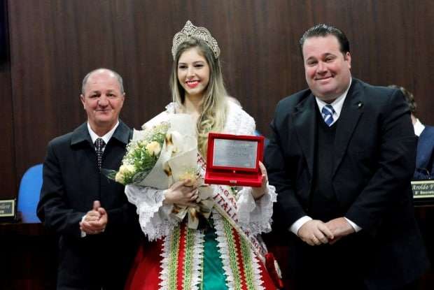 Câmara de Nova Veneza homenageia Rainha e Princesas da Festa da Gastronomia