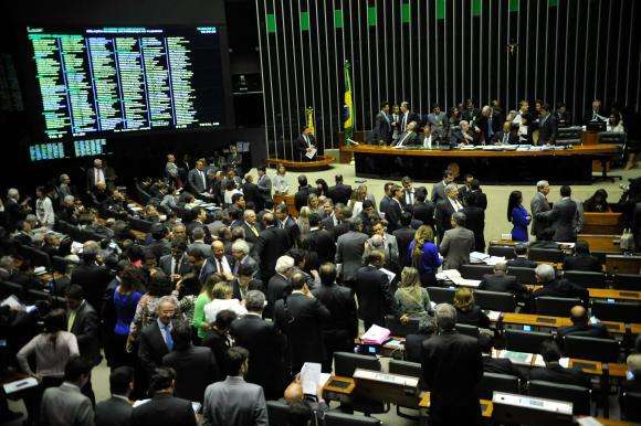 Câmara aprova mandatos eletivos de cinco anos e matém voto obrigatório