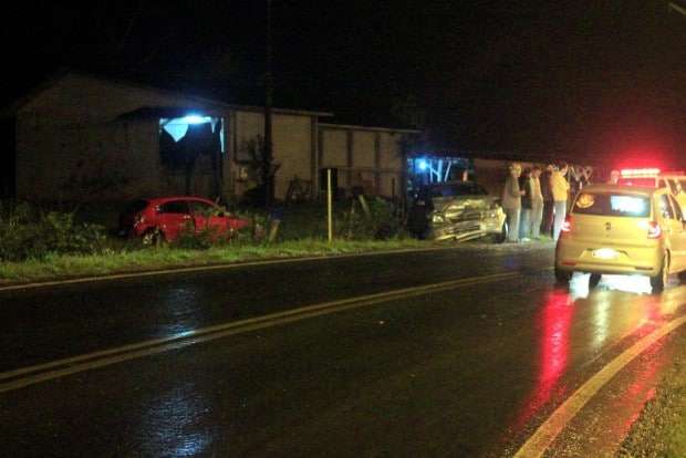 Ao derrapar na pista, Gol atinge outro veículo em Nova Veneza