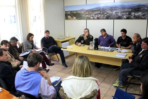 Prefeito reduz próprio salário para compensar perdas 1 Prefeito reduz próprio salário para compensar perdas