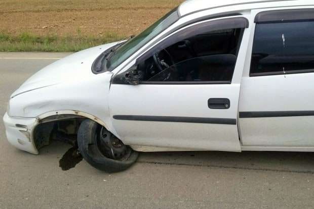 Motorista perde controle da direção e quase bate de frente com Celta na SC-446