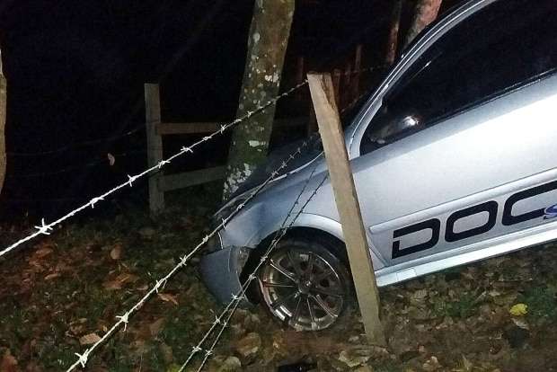 Astra sai da pista e colide em árvore na SC-446